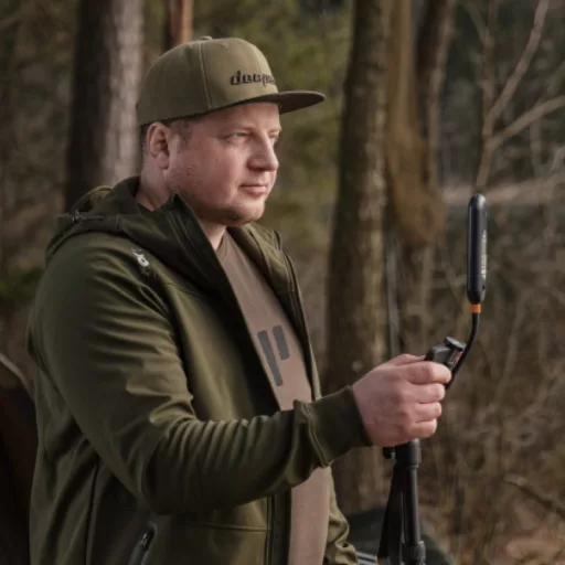 Hlbší zosilňovač signálu, držiak vysielača pre kŕmne lode a držiak telefónu