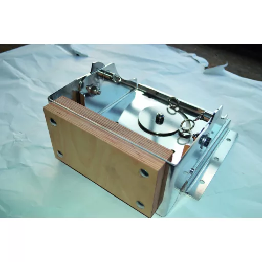 Držiak motora sa dá otočiť na vodorovný povrch. 15 HP