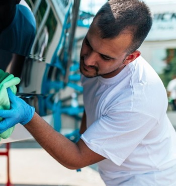Jarná generálna údržba lode: antifouling, natieranie a údržba motora